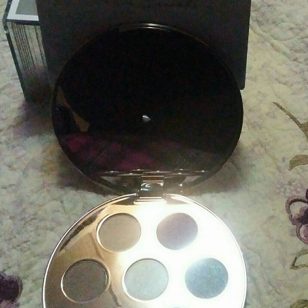 Eye Shadow - Picture 1 of 1